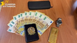 Nel cruscotto un Rolex e un lingotto d'oro da un chilo: «E' un eredità». Ma la Gdf per ora ha sequestrato tutto 