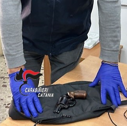 Busta nera e passo affrettato: un 61enne arrestato con una pistola rubata