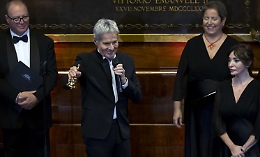 Claudio Baglioni incanta Palazzo Madama: tre capolavori, omaggio ai 2.500 anni di Napoli e la martinella al cantante
