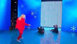 &ldquo;Quel gradino traditore&rdquo;: a Domenica In i Ricchi e Poveri finiscono a terra, lo studio ride, il web si divide