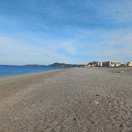 Shock a Milazzo, imbracciando un fucile da caccia rapina una coppietta appartata in spiaggia