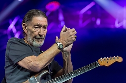 Addio a Chris Rea, il Natale non sar&agrave; pi&ugrave; lo stesso senza la sua voce roca e la sua chitarra inconfondibile