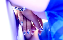 Capodanno a portata di mani: 20 idee per la nail art tra gotico e luce pura per iniziare l&rsquo;anno con stile