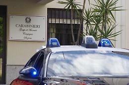 In vista del Natale, rubano settemila euro di frutta secca da un negozio: arrestati in flagranza zio e nipote