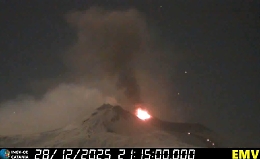 Etna, la Voragine sputa cenere: attivit&agrave; stromboliana con getti fino a 100 m