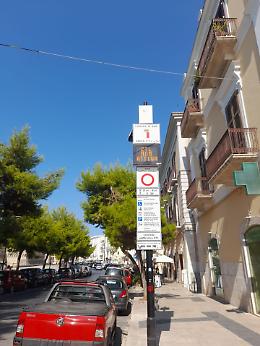 Piazza Federico di Svevia deserta: perch&eacute; a Catania non si pu&ograve; fare come a Bari?