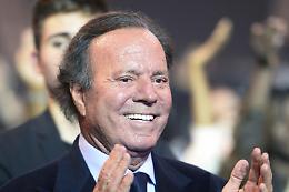 Due donne accusano di violenza sessuale Julio Iglesias: &laquo;Gli abusi nella sua villa alle Bahamas&raquo; 