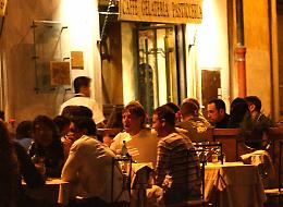 Mangiare fuori spendendo meno: 10 strategie pratiche per consumatori