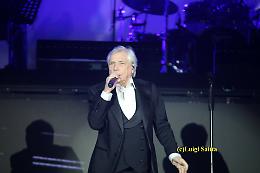 Nino D'Angelo riempie il PalaCatania, tra applausi e un augurio: &laquo;Ci vediamo in serie A&raquo;