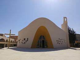 L'altare al centro e il popolo attorno: l'arcivescovo consacra la nuova chiesa Santa Barbara