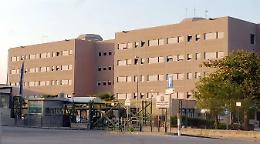 Scontro al carcere di Cavadonna a Siracusa: una decina di feriti, un detenuto in ospedale per coltellata e due agenti colpiti da malore