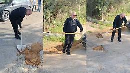 Borgo Santa Rita, iniziati i lavori sulla strada: accolto l'appello del parroco "operaio"