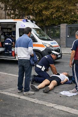 Vittoria, insegnante perde i sensi all'uscita di scuola: salvata dai passanti
