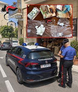 Spaccio tra le confezioni di caff&egrave;: titolare di Misterbianco arrestato con 60 dosi e quasi 9.000 euro nascosti
