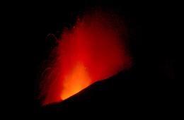Etna senza sosta, esplosioni e colate a bassa quota: l'allerta per il volo torna rossa, aeroporto di Catania di nuovo a rischio 