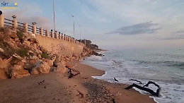 Il mare si sta mangiando la pista ciclabile a San Leone, l'inverno non è ancora arrivato ed è già emergenza 