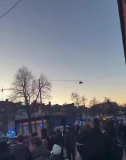 Bus contro una pensilina travolge la folla: il video dei primi soccorritori  