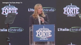 Meloni ad Atreju ringrazia le opposizioni e anche Elly Schlein ma stigmatizza il “nanimorettismo” della leader del Pd 