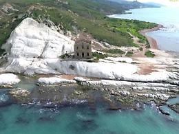 Tragedia a Punta Bianca: malore improvviso davanti alla moglie, muore un bagnante