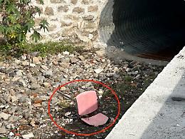 Un divano e una sedia nell’alveo del Cozzi-Torre