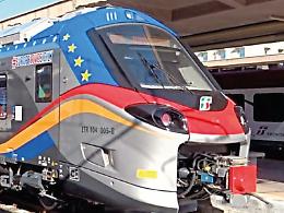 Caos orari dei treni, l’ira dei pendolari: corse cancellate e disagi, problemi per studenti e lavoratori