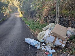 Mascalucia: via Coppola trasformata in una maxidiscarica