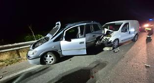 Auto in panne colpita in pieno da un furgone: sei feriti, due in gravi condizioni. La famiglia tornava da un matrimonio