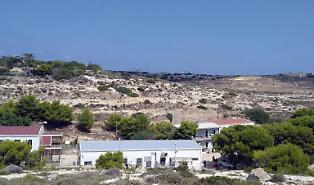 Cento migranti sbarcati a Lampedusa: partiti da Libia e Tunisia, soccorsi su due gommoni e un barchino di sette metri
