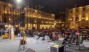 Il Capodanno di Catania bagnato dalla pioggia tra musica in piazza e fuochi d'artificio