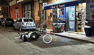 Lo scooter, le coltellate all'ex moglie, l'arma, la fuga e la caccia all'uomo: cosa sappiamo del tentato femminicidio di Catania
