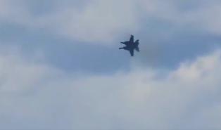 Jet militari si scontrano in volo, equipaggi salvi: il video shock della collisione