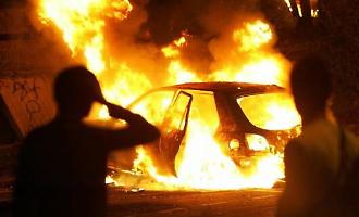 Notte di paura in via Pascoli: auto in fiamme si sposta e ne travolge un&rsquo;altra