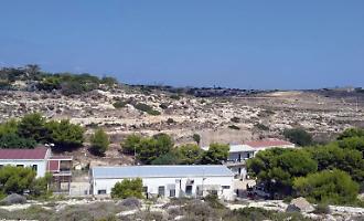 Cento migranti sbarcati a Lampedusa: partiti da Libia e Tunisia, soccorsi su due gommoni e un barchino di sette metri