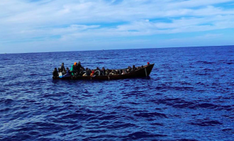 Nuovi sbarchi a Lampedusa: intercettato barcone con 67 migranti, scattano i trasferimenti dall'hotspot