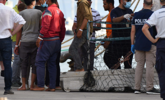 Lampedusa, nuovo sbarco nella notte: arrivano in 95, tre migranti in ospedale