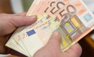 Consumi 2025: crollo verticale per le auto nuove, ma &egrave; boom per la tecnologia