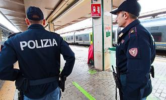 Ruba gasolio dai treni e scappa in monopattino: identificato e denunciato 43enne