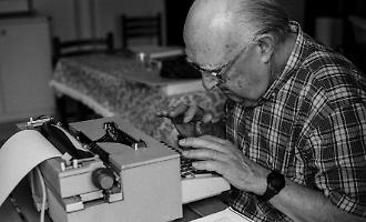 Camilleri e Pirandello, sorrisi e note di regia: quei frammenti di vita del Maestro di Vigata che rivivono a San Lorenzo