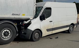 Incidente nella zona industriale di Agrigento: furgone si schianta contro un camion