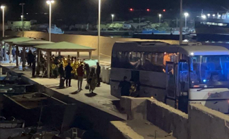 Lampedusa, neonata morta per ipotermia: madre e sorella restano nell'hotspot; 44 trasferimenti in giornata