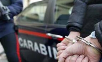 Viola il divieto di avvicinamento e bussa alla porta dei genitori: arrestato