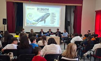 Ventimila bottiglie diventano arte: la grande Balena del riciclo conquista gli studenti di Sciacca e Caltabellotta