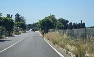 Marciapiedi invisibili e turisti in strada: l'incuria in via Petrarca sfregia la Valle dei Templi