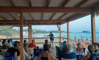 "Dante al mare in bicicletta", il Purgatorio recitato da Giorgio Battistella incanta Licata al tramonto