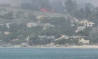 Collina a ridosso del mare in fiamme a Menfi: abitazioni evacuate e strada chiusa