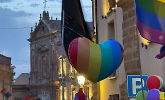 Agrigento, il primo Pride: centinaia di persone in corteo nel centro della citt&agrave;