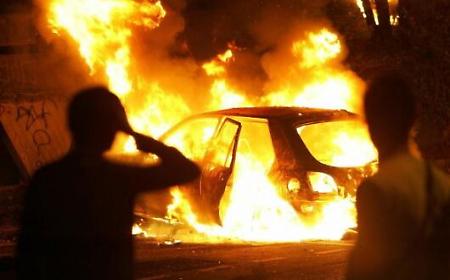 Notte di paura in via Pascoli: auto in fiamme si sposta e ne travolge un&rsquo;altra