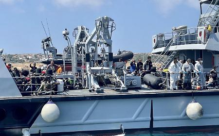 Lampedusa, arrivati sull'isola altri 32 migranti: all'hotspot adesso ci sono 372 persone, di cui 102 minori