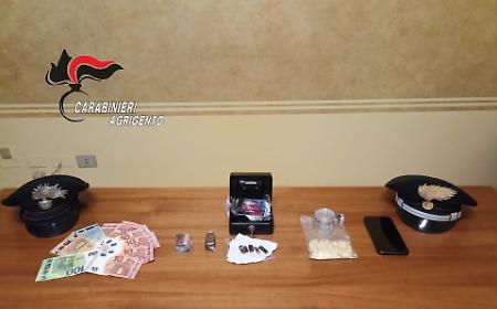 Blitz dei carabinieri a Menfi: il fiuto delle unit&agrave; cinofile incastra un minorenne con 100 grammi di droga