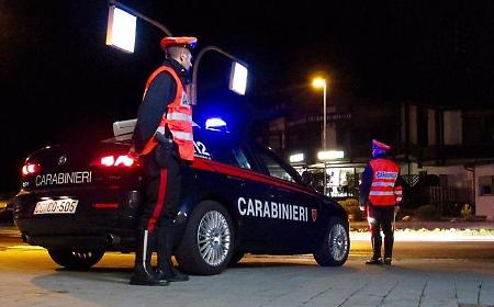 Furto d'auto finisce in inseguimento: ladri braccati dai carabinieri fuggono a piedi